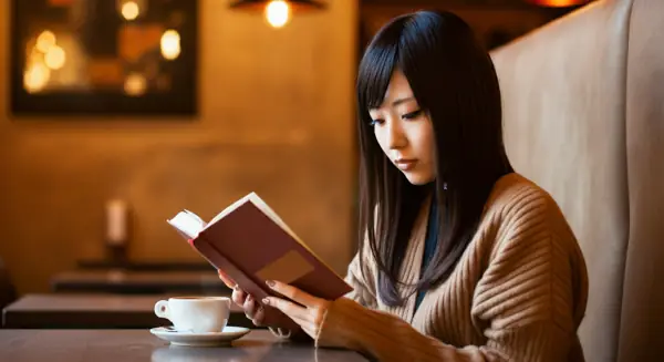 カフェで読書する女性